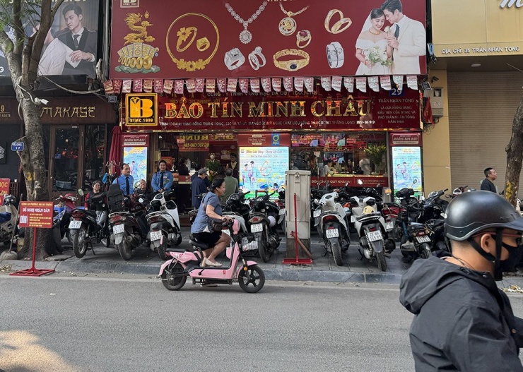 Tại cửa hàng vàng trên phố Trần Nhân Tông, không còn cảnh người mua phải xếp hàng. Ảnh: D.Anh