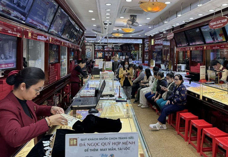 Khách hàng chờ mua vàng. Ảnh: D.Anh