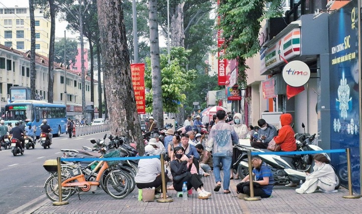 Hàng người chờ mua vàng tại điểm kinh doanh SJC lúc 7h sáng ngày 10/12. Ảnh: TC