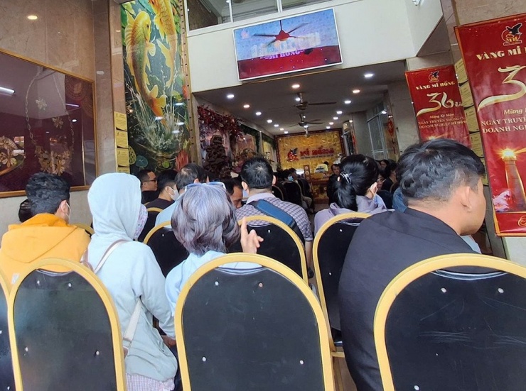 Người dân ngồi chờ tới lượt mua vàng tại tiệm vàng Mi Hồng sáng 10/12. Ảnh: TC