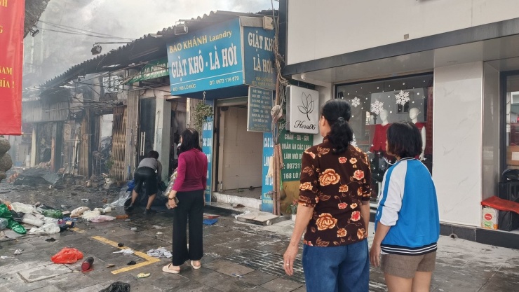 Người dân đưa đồ đạc ra ngoài. Ảnh: Thanh Hà