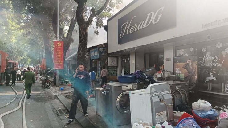 Đang cháy lớn tại dãy nhà trên phố Lò Đúc, Hà Nội - 4