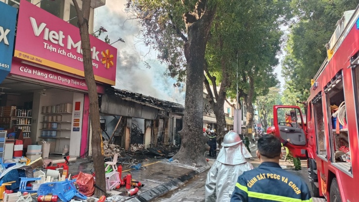 Đang cháy lớn tại dãy nhà trên phố Lò Đúc, Hà Nội - 1
