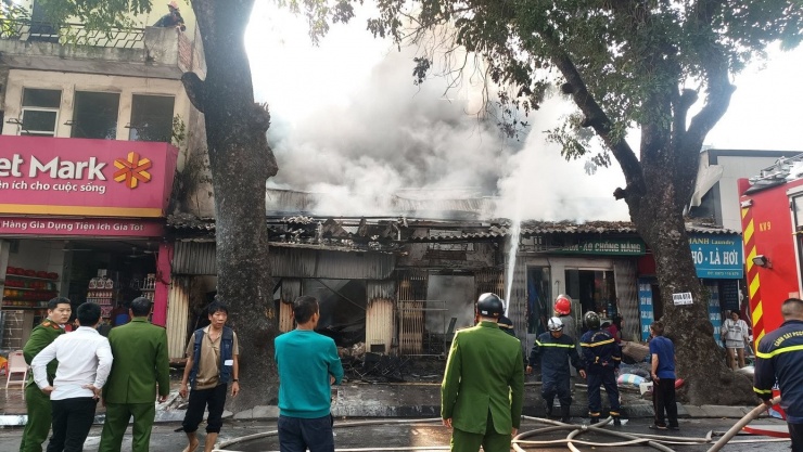 Đang cháy lớn tại dãy nhà trên phố Lò Đúc, Hà Nội - 2