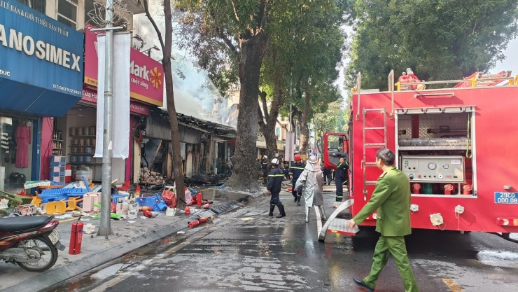 Lực lượng cứu hỏa được điều đến hiện trường. Ảnh: Thanh Hà