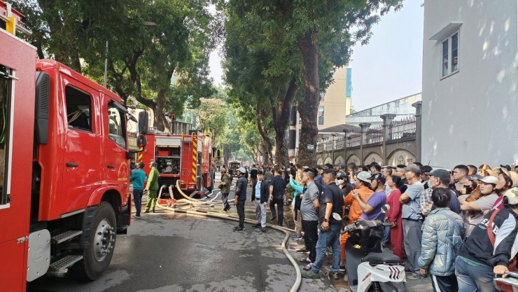Đang cháy lớn tại dãy nhà trên phố Lò Đúc, Hà Nội - 6