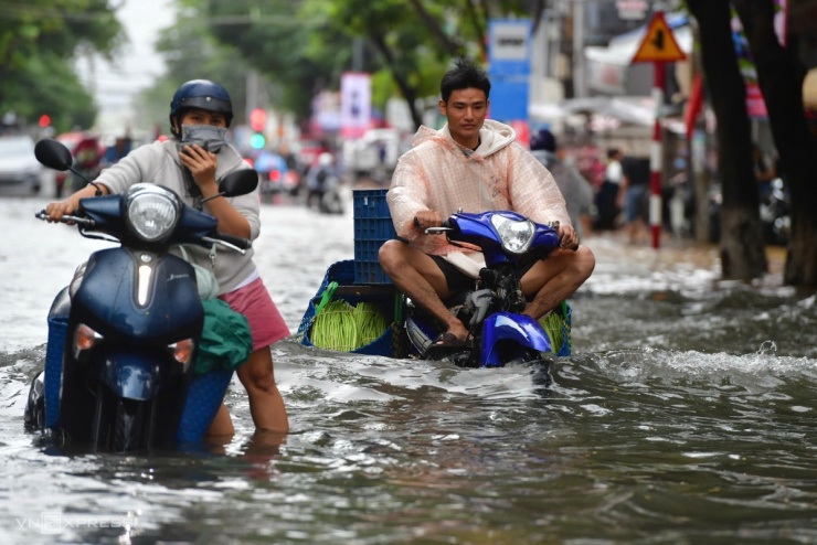 Nước ngập nửa bánh xe, nhiều xe chết máy trên đường Thống Nhất, phường Phan Rang (TP Phan Rang - Tháp Chàm, Ninh Thuận cũ, nay thuộc Khánh Hòa). Đường bị ngập khoảng 500 m, giao thông tê liệt.