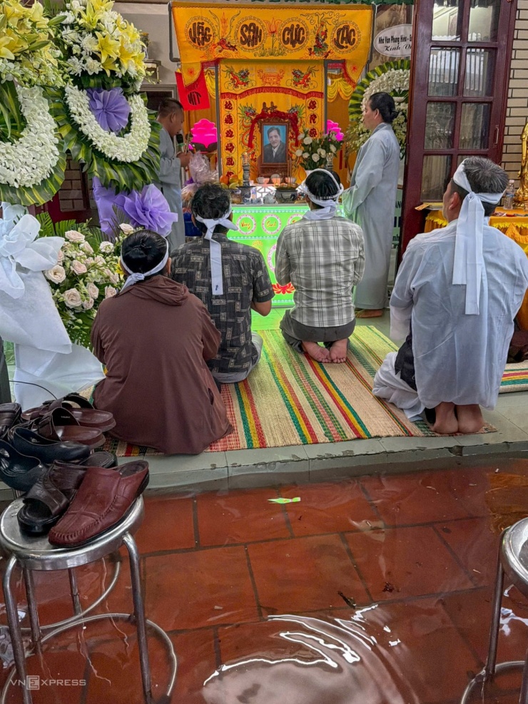 Nước ngập tràn vào nhà nghệ sĩ Thương Tín khi đang tổ chức đám tang. Hai hôm trước, tài tử vang bóng một thời với "Ván bài lật ngửa", "Biệt động Sài Gòn" - qua đời ở tuổi 69 tại quê Phan Rang, sau thời gian chống chọi với bệnh tật. Ông sẽ được an táng vào chiều nay tại quê nhà.