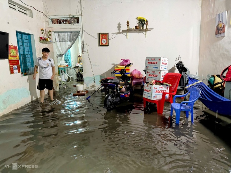 Nước tràn vào nhà dân ven đường Hoàng Hoa Thám, người dân chỉ kịp kê cao đồ đạc.