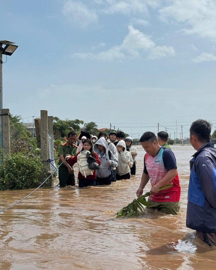 Tại xã Vĩnh Hải cách Phan Rang gần 15 km, một số tuyến đường bị ngập 50 cm. Công an cùng với lực lượng bảo vệ an ninh trật tự hỗ trợ được huy động để hướng dẫn người dân, học sinh và các phương tiện di chuyển qua những điểm ngập, trũng.