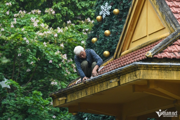 Nhà thờ Hà Nội trang hoàng rực rỡ, sẵn sàng lên đèn đón Giáng sinh - 1