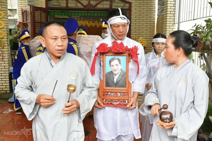 Con trai, con gái tiễn biệt Thương Tín - 1