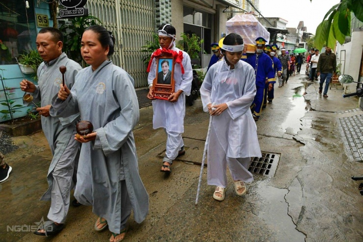 Đoàn người đi qua con ngõ nơi Thương Tín sống cùng mẹ già 90 tuổi trong những ngày cuối đời. Hàng xóm cho biết đám tang diễn ra lặng lẽ, không có nhiều đồng nghiệp nghệ sĩ đến chia buồn.