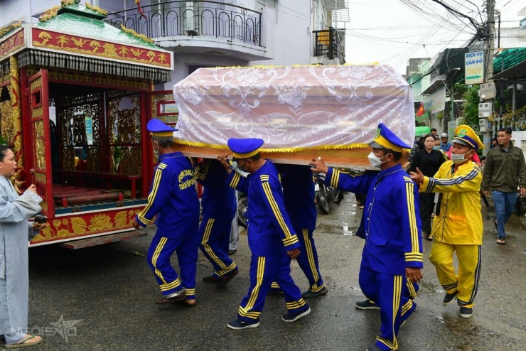 Thi hài Thương Tín được đưa lên xe tang, di chuyển ra nghĩa trang.