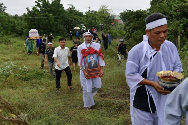 Đoàn đưa tang đến nghĩa trang nơi Thương Tín yên nghỉ.