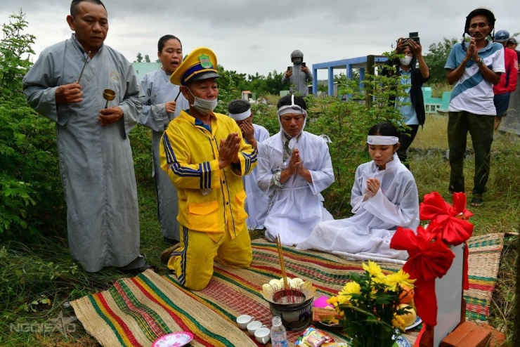 Con trai và con gái thực hiện lễ cúng trước khi thi hài ông được hạ huyệt.