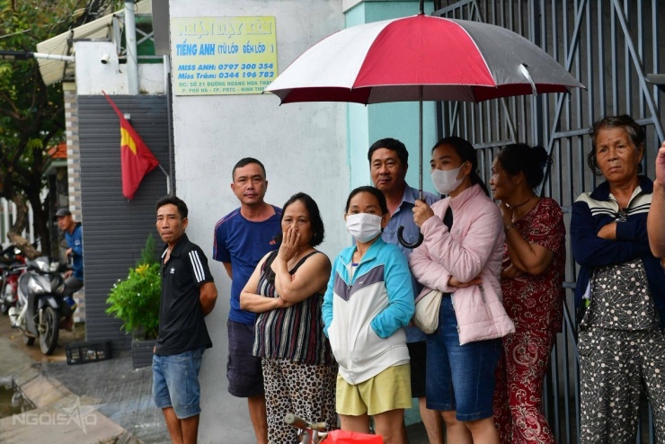 Hàng xóm đứng hai bên đường nhìn theo xe tang chở thi hài cố nghệ sĩ.