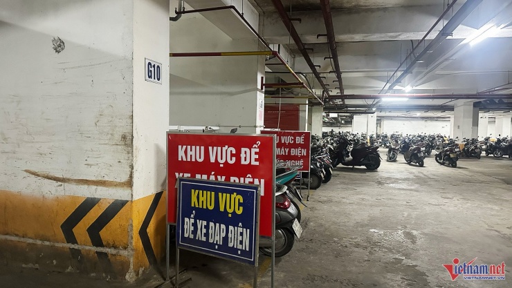 Tại hầm gửi xe, xe điện, xe máy xăng được chia thành các khu vực riêng biệt. Ảnh: Đức Hoàng 