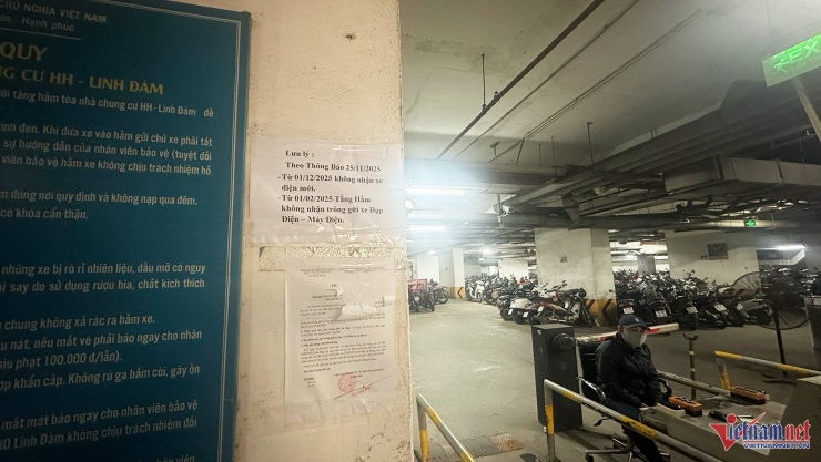 Tờ thông báo không nhận trông giữ xe điện vẫn được giữ nguyên. Ảnh: Đức Hoàng 