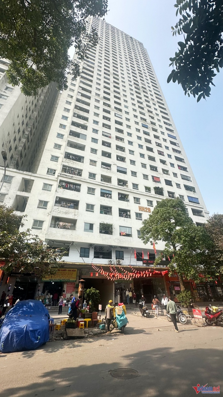 Thông báo dừng trông xe điện của đơn vị quản lý chung cư HH Linh Đàm khiến nhiều cư dân ở đây lo lắng. Ảnh: Đức Hoàng