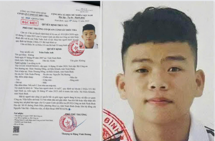 Về đặc điểm nhận dạng, đối tượng có nốt ruồi cách 2 cm trên sau mép trái.