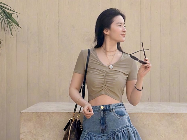 Lưu Diệc Phi mặc tôn eo