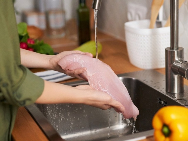 Vì sao chuyên gia khuyên đừng rửa thịt sống dưới vòi nước chảy?