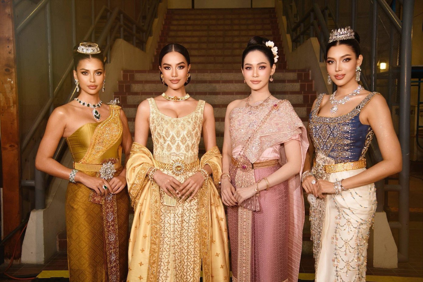 Tối 9/12, dàn hoa hậu Thái Lan có mặt tại sân vận động Rajamangala ở Bangkok, Thái Lan để chuẩn bị tham gia lễ khai mạc SEA Games 33. Dàn người đẹp cùng mặc trang phục truyền thống của Thái Lan. Đương kim Hoa hậu Thế giới Opal Suchata, Á hậu 1 Hoa hậu Hoàn vũ 2023 Anntonia Porsild, Hoa hậu Quốc tế 2019 Sirithorn Leearamwat nằm trong đội hình các người đẹp cầm biển dẫn đoàn.