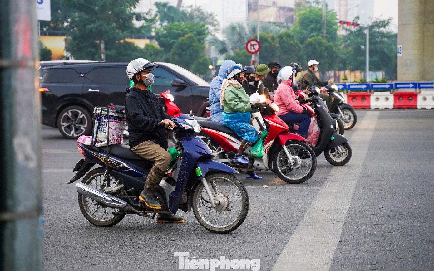Người dân dừng chờ đèn đỏ trật tự tại nút giao Cầu Giấy – Phạm Văn Đồng trong sáng nay.