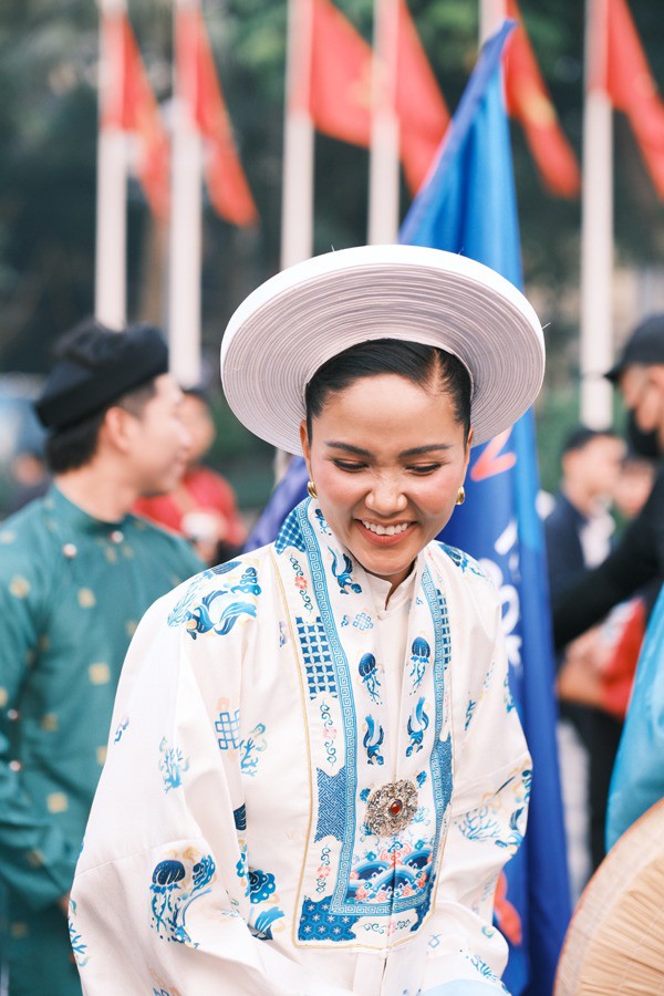 Hoa hậu H'hen Niê trong một sự kiện ở Hà Nội đã khoe sắc vóc tròn đầy sau 3 tháng sinh con gái. Gương mặt của Hoa hậu Hoàn vũ Việt Nam 2017 bầu bĩnh hơn xưa. Tuy mới sinh nhưng người đẹp Tây Nguyên cũng có lộ trình giảm cân để lấy lại vóc dáng như trước.