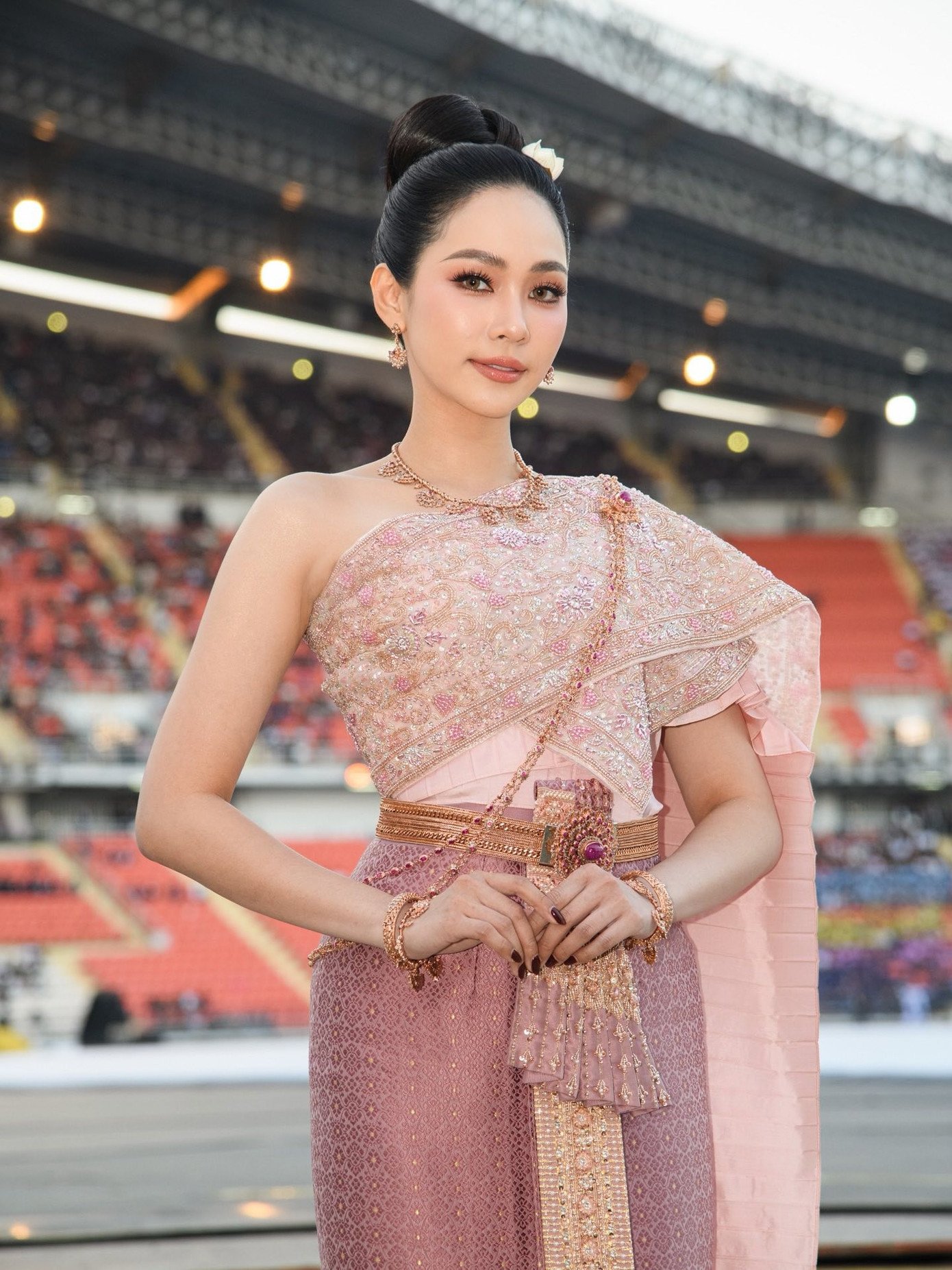 Sirithorn Leearamwat gây chú ý với vẻ ngọt ngào, thanh lịch khi diện trang phục dân tộc.