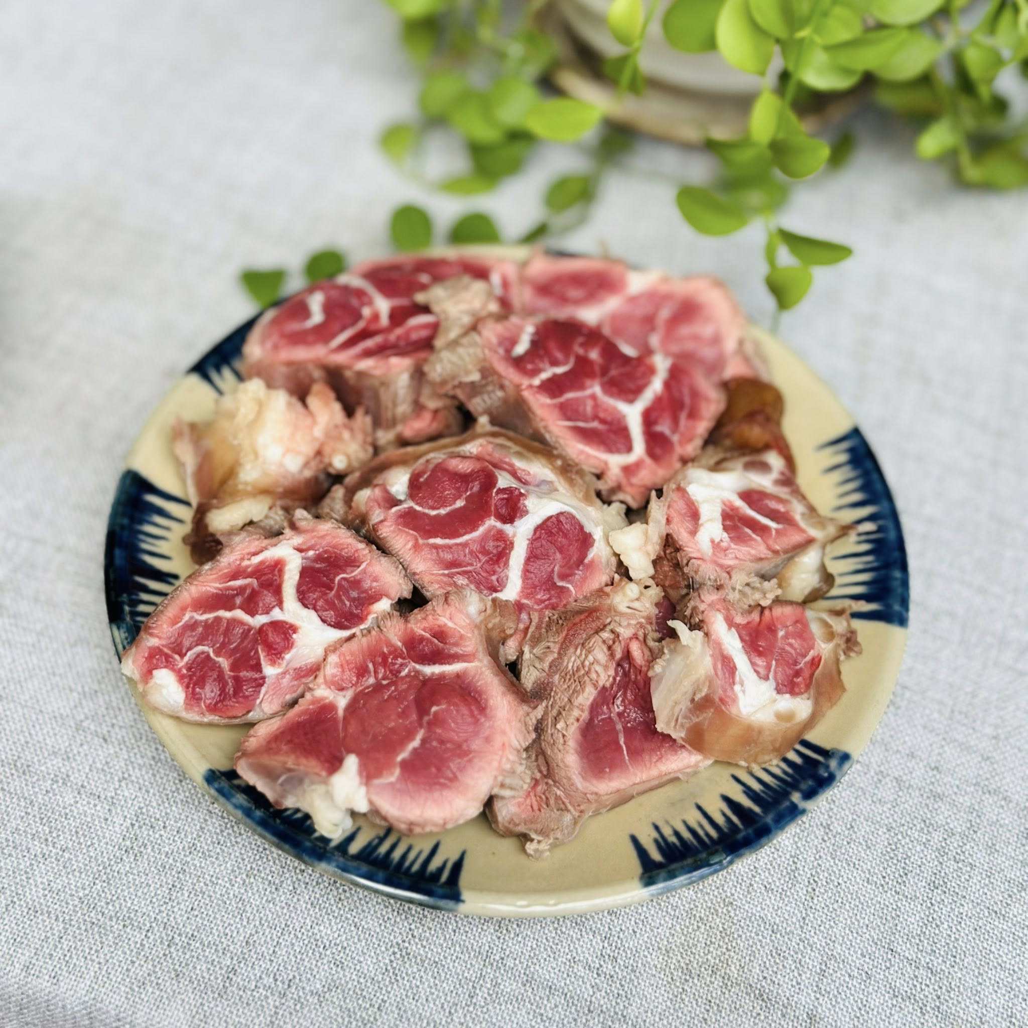 Bắp bò, gân bò rửa sạch, chần sơ cho sạch và thái miếng.