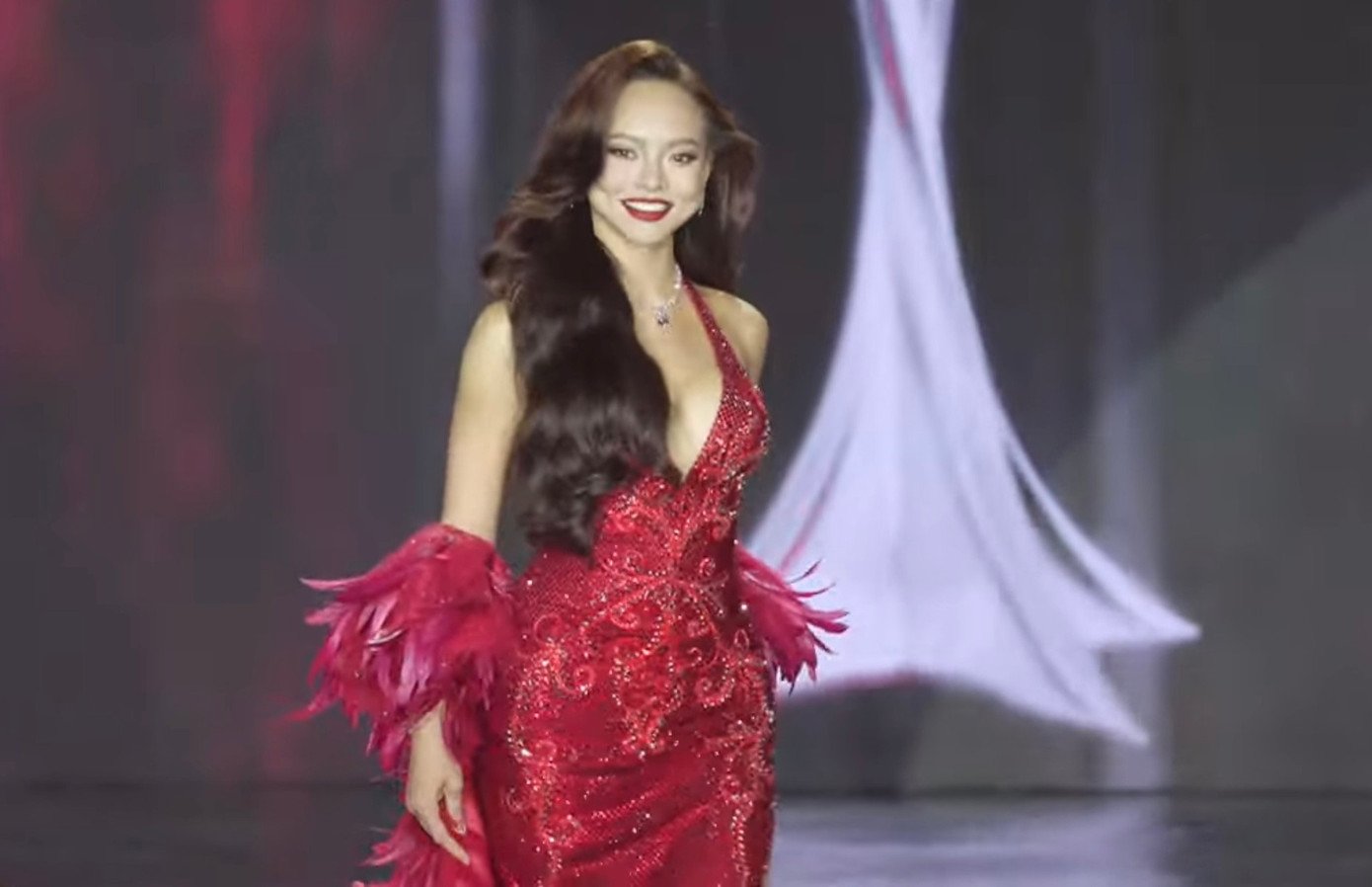 Các thí sinh trình diễn váy dạ hội.