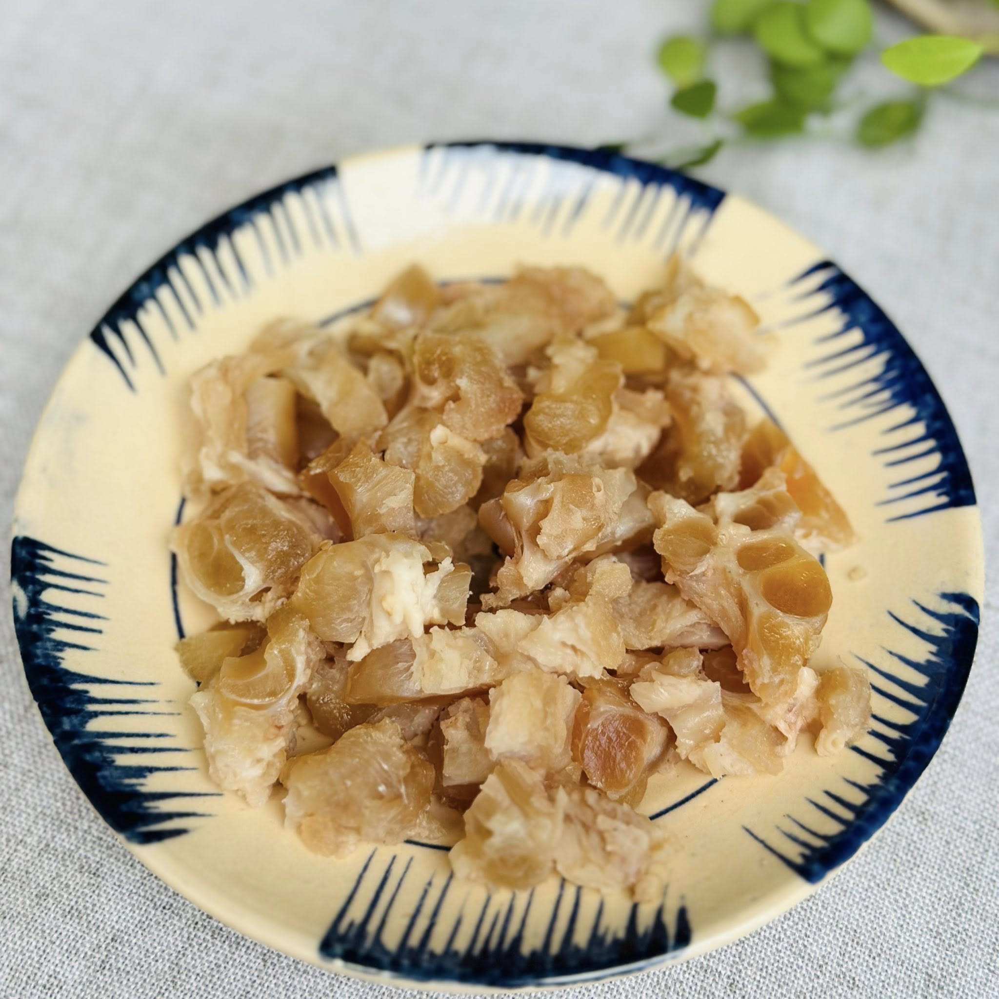 Bắp bò, gân bò rửa sạch, chần sơ cho sạch và thái miếng.