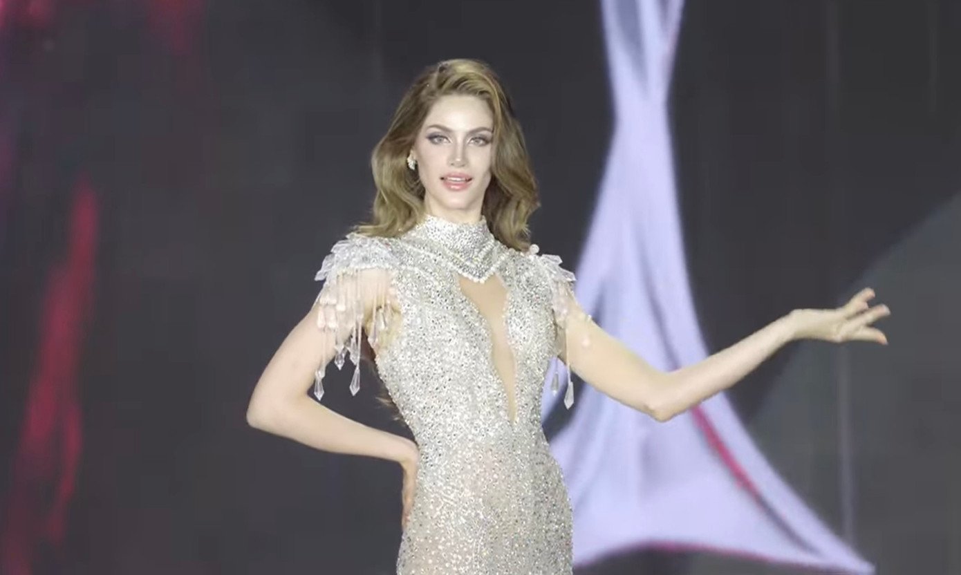 Các thí sinh trình diễn váy dạ hội.