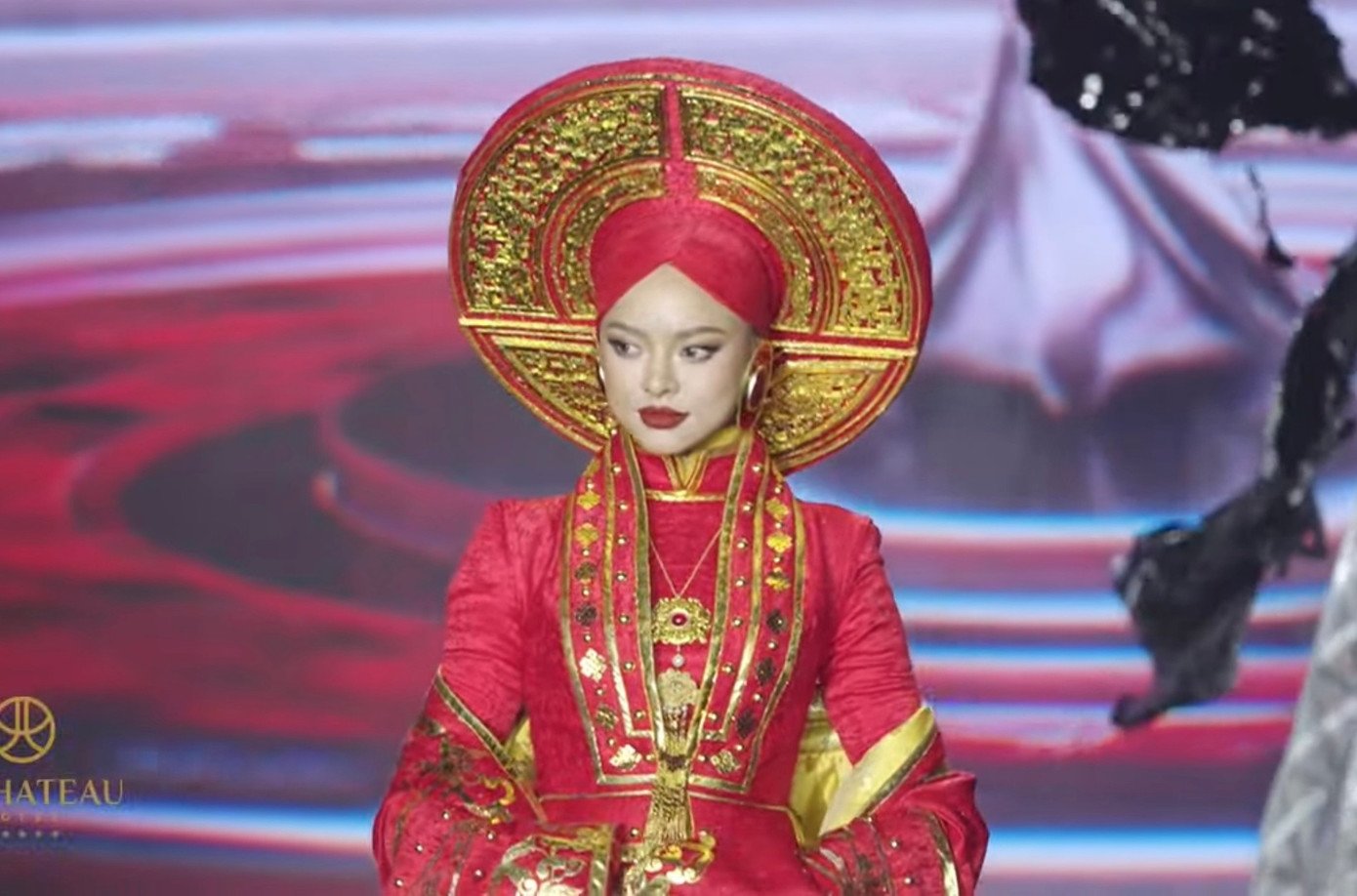 Mai Ngô trong phần thi trang phục dân tộc.