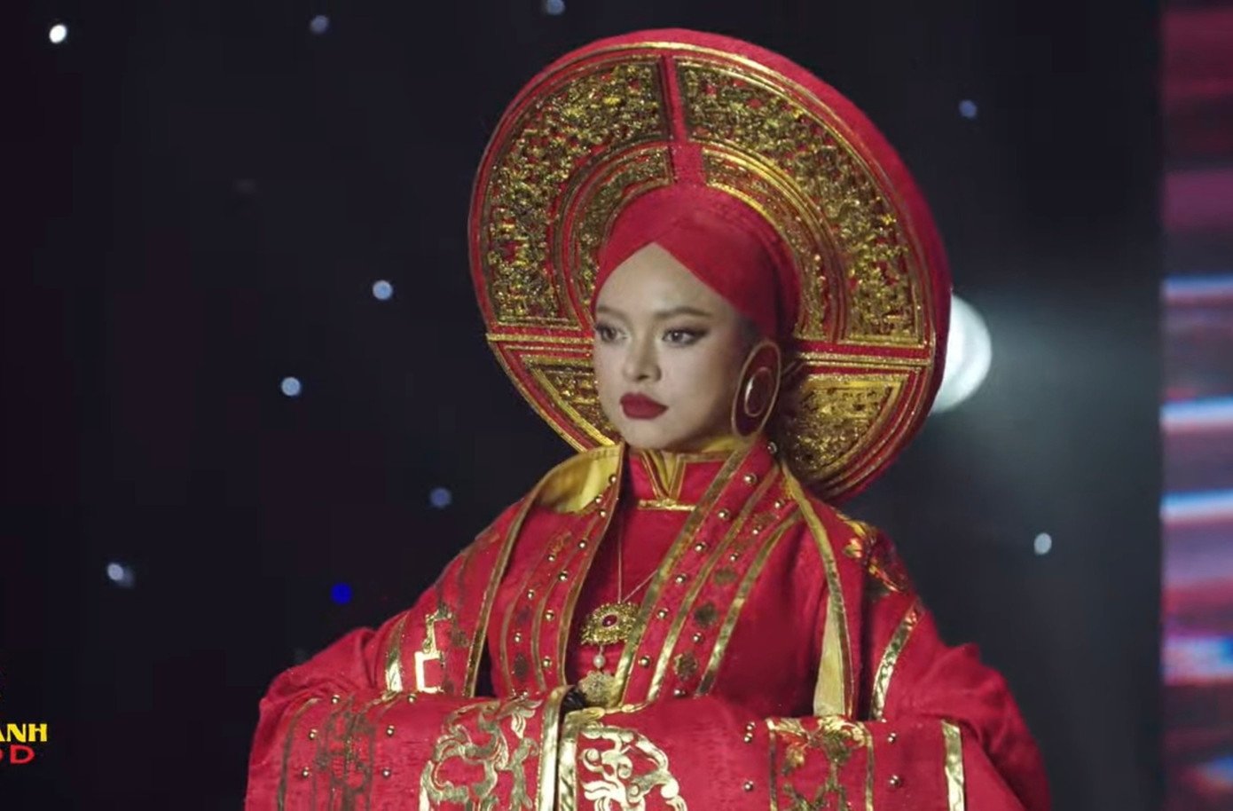 Mai Ngô trong phần thi trang phục dân tộc.