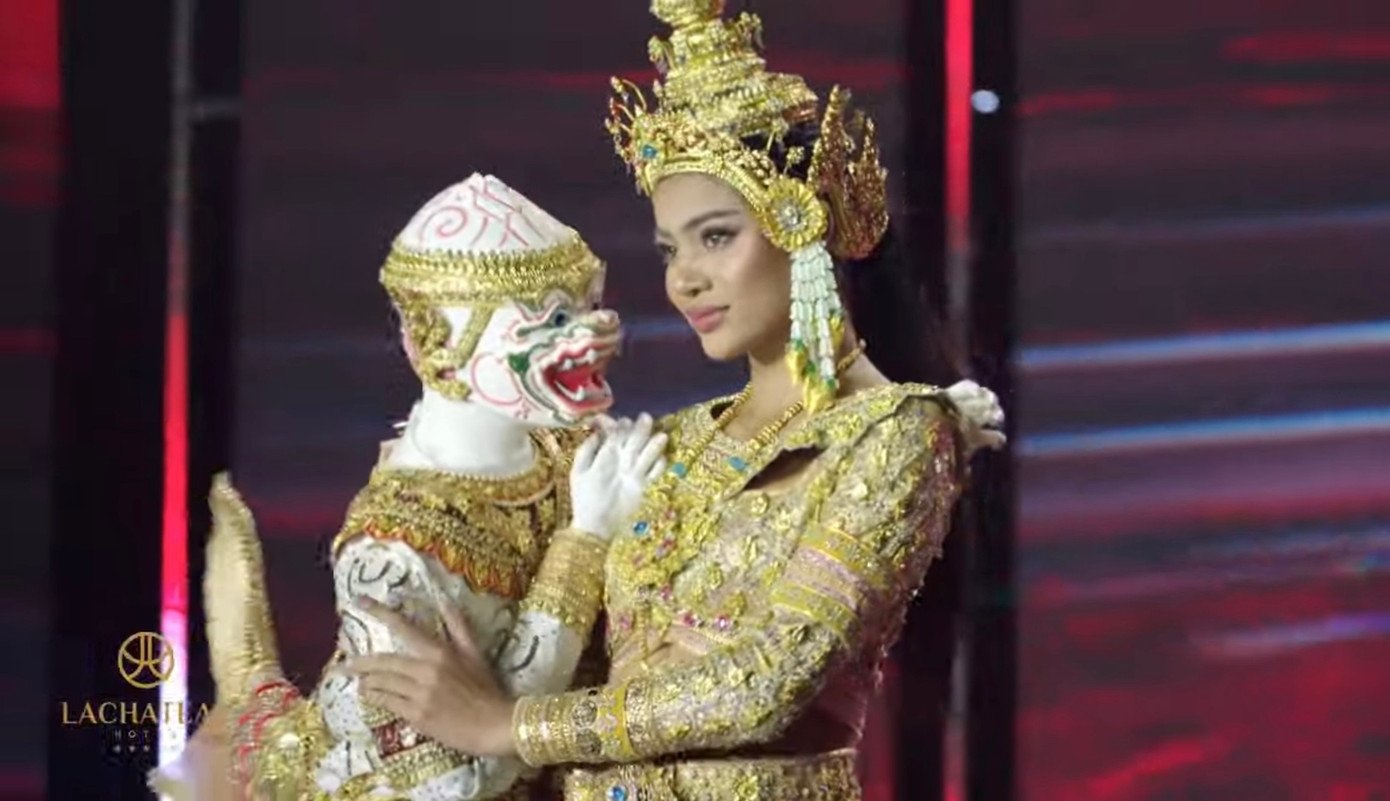 Các thí sinh trình diễn trang phục dân tộc.