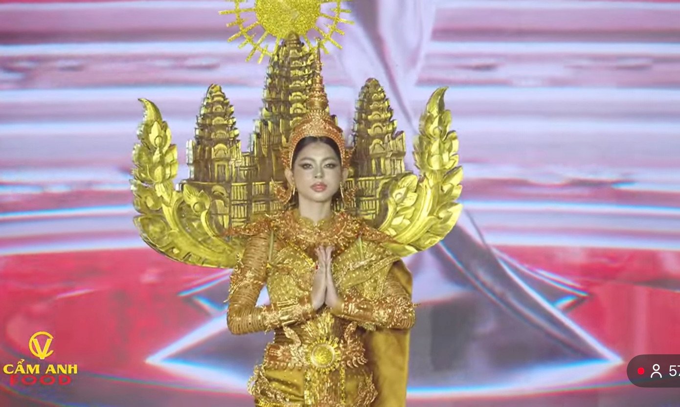 Các thí sinh trình diễn trang phục dân tộc.