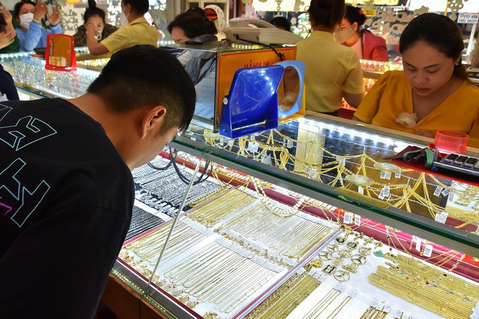 Giá vàng hôm nay lại nóng lên