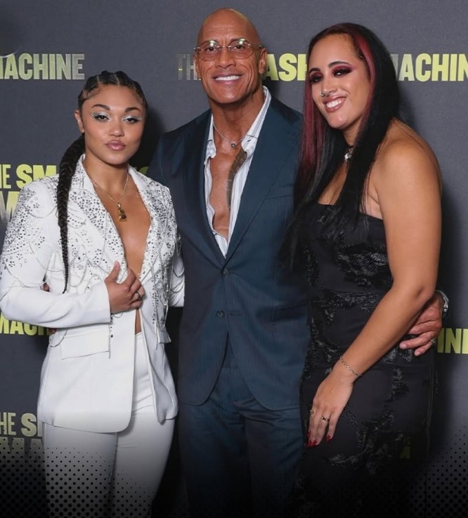 Dwayne Johnson bên con gái Simone (phải) và Tatyanna Dumas tại lễ ra mắt phim The Smashing Machine. Ảnh: Instagram