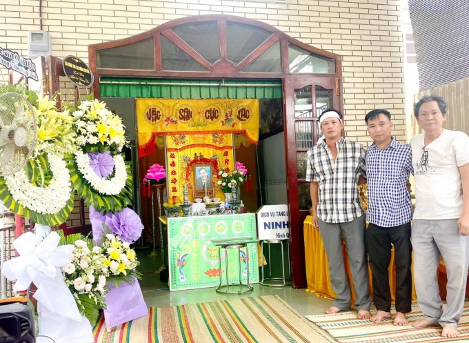 Thanh Tùng - con trai nghệ sĩ (trái), đạo diễn Tô Hiếu (giữa) và ông Hiếu - em trai nghệ sĩ.