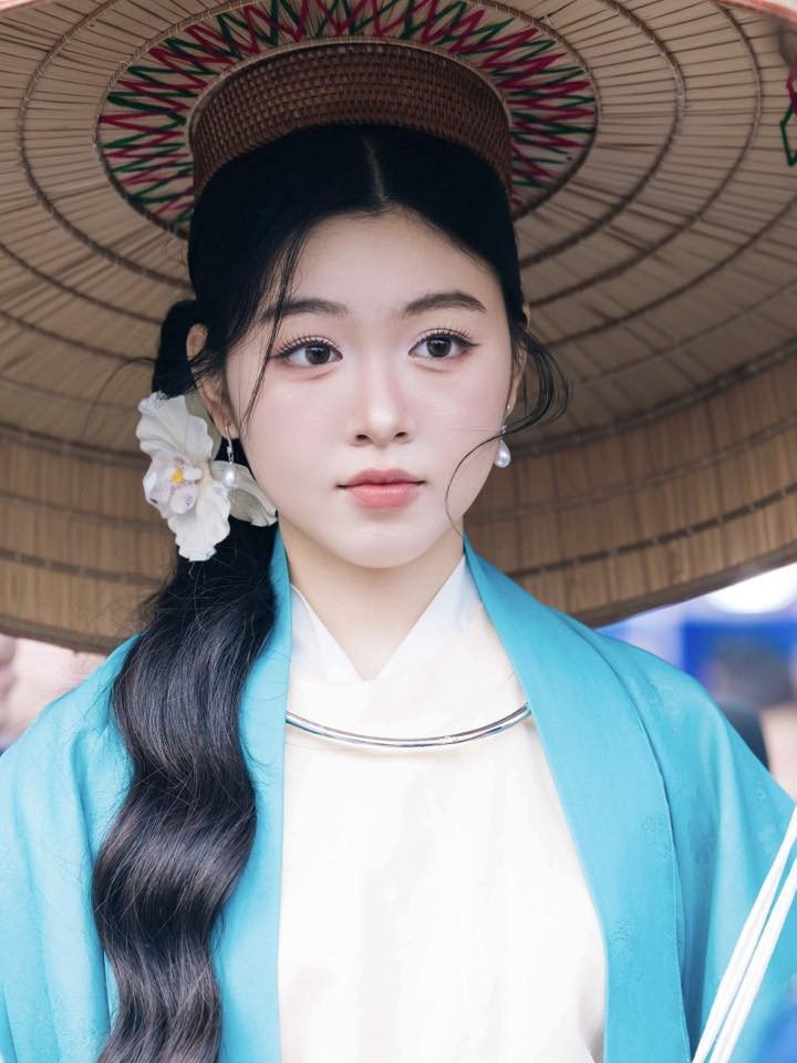 Sao Việt ngày 9/12: Thảo Linh - con gái MC Quyền Linh đẹp trong trẻo trong cổ phục Việt.