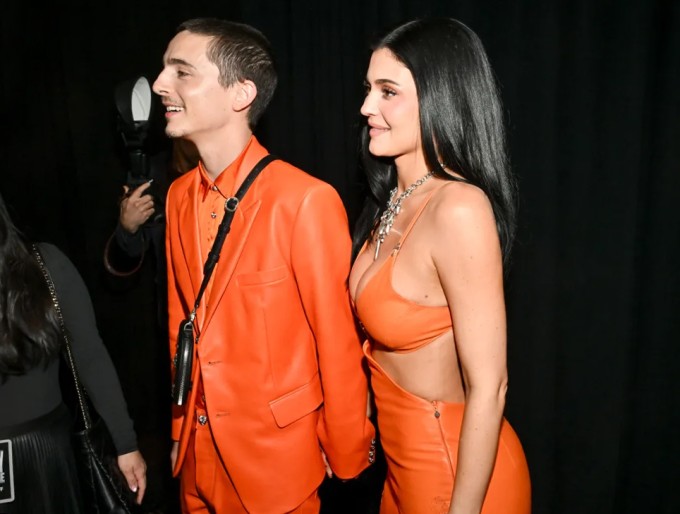 Hình ảnh thân mật của cặp sao hôm thứ Hai cũng xóa tin đồn rạn nứt. Vài tháng qua, họ không xuất hiện cùng nhau, trong khi Timothée còn né tránh nhắc đến mối quan hệ với Kylie trong bài phỏng vấn trên tạp chí Vogue tháng trước, khiến nghi vấn chia tay càng lan rộng.