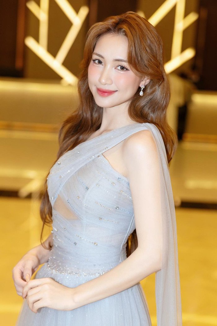 Hòa Minzy còn khiến nhiều người ngưỡng mộ bởi làn da căng bóng, trắng khỏe. Ảnh: FBNV