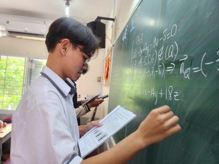 Nhiều trường THPT ở TP HCM tổ chức ôn tập cho học sinh lớp 12 không thu phí