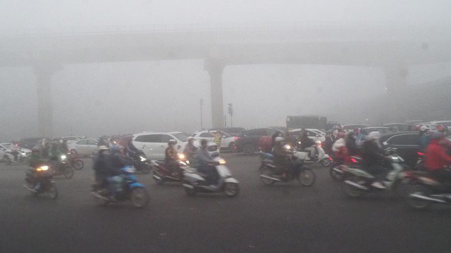 Hà Nội cao điểm ô nhiễm không khí, hàng loạt điểm cảnh báo màu tím - 1
