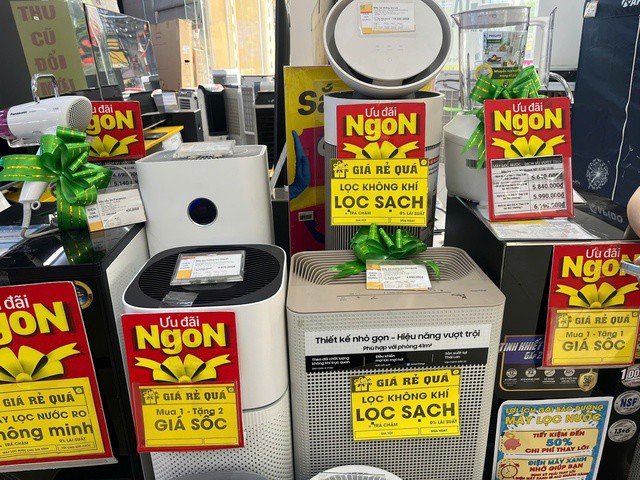 Trước nhu cầu tăng mạnh, các hệ thống điện máy liên tiếp triển khai quảng cáo, giảm giá và ưu đãi trả góp nhằm thu hút khách hàng. Ảnh: Đan Tâm.