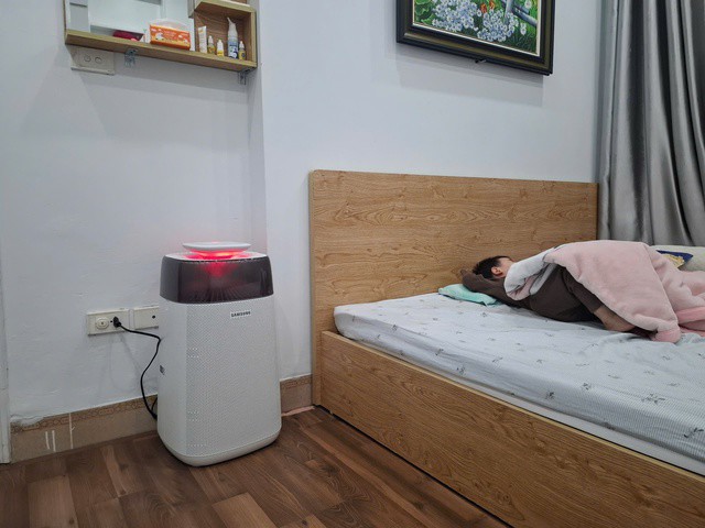 Anh Quốc Khánh lo lắng khi thấy máy lọc không khí liên tục báo đỏ những ngày gần đây. Ảnh: Đan Tâm.