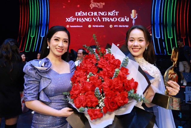 NSƯT Phương Nga chúc mừng học trò đoạt giải nhất Tiếng hát Hà Nội 2025.